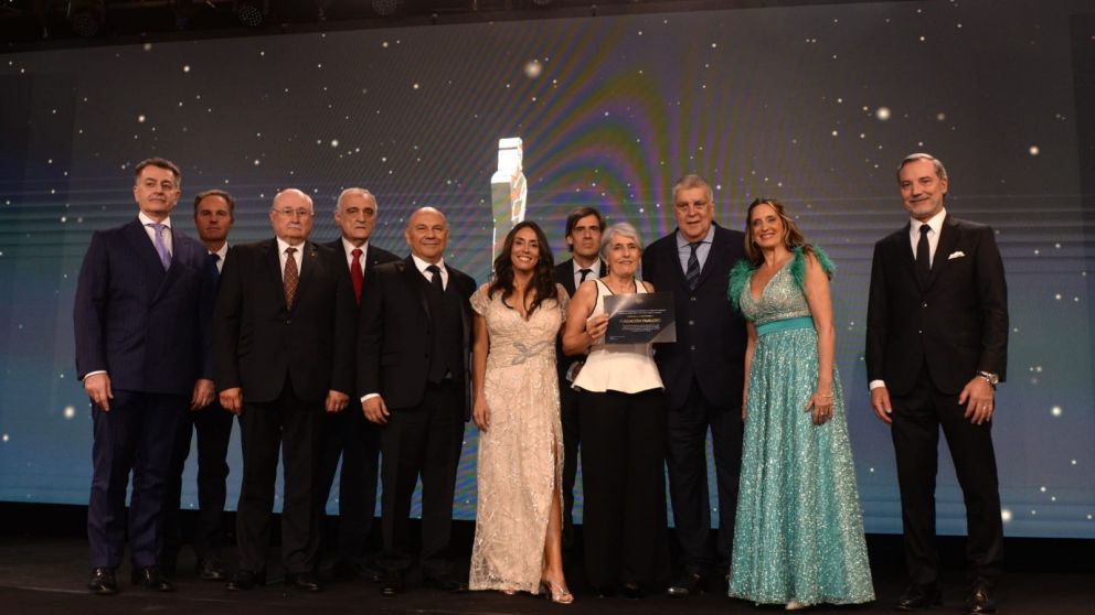 De izquierda a derecha: Dr. Marcelo Carbone, vicepresidente del Grupo Olmos, Ing. Héctor Martini, director general de RED BASA, Dr. Héctor Rafaelli, secretario de la Fundación Favaloro, Dr. Roberto Favaloro, Tesorero y presidente honorario de Fundación Fa