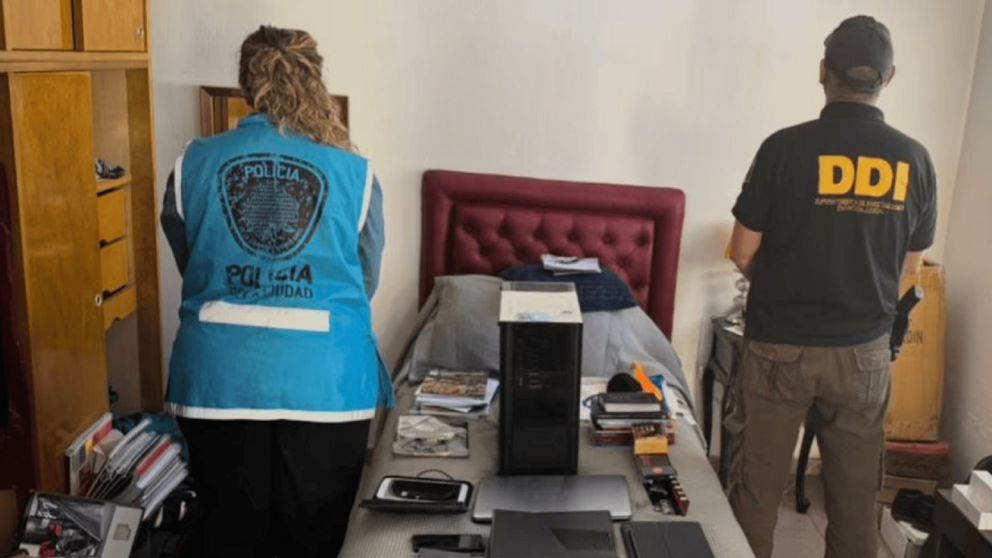 La policía en el allanamiento a la casa del joven.