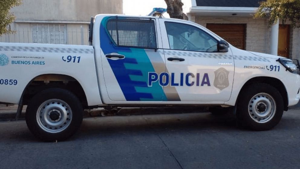 La policía busca a los delincuentes que atacaron a un hombre de 90 año y su hijo de 64 años.