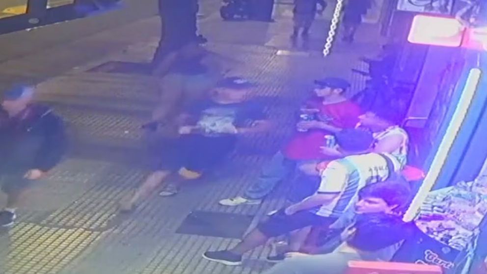 Los hermanos estaban tomando cerveza con amigos.