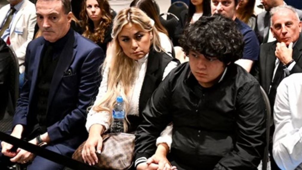 Dieguito Fernando Maradona estuvo junto a su mamá, Verónica Ojeda, en los tribunales de San Isidro, donde presenció el momento en que la Justicia falló contra la jueza Julieta Makintach.