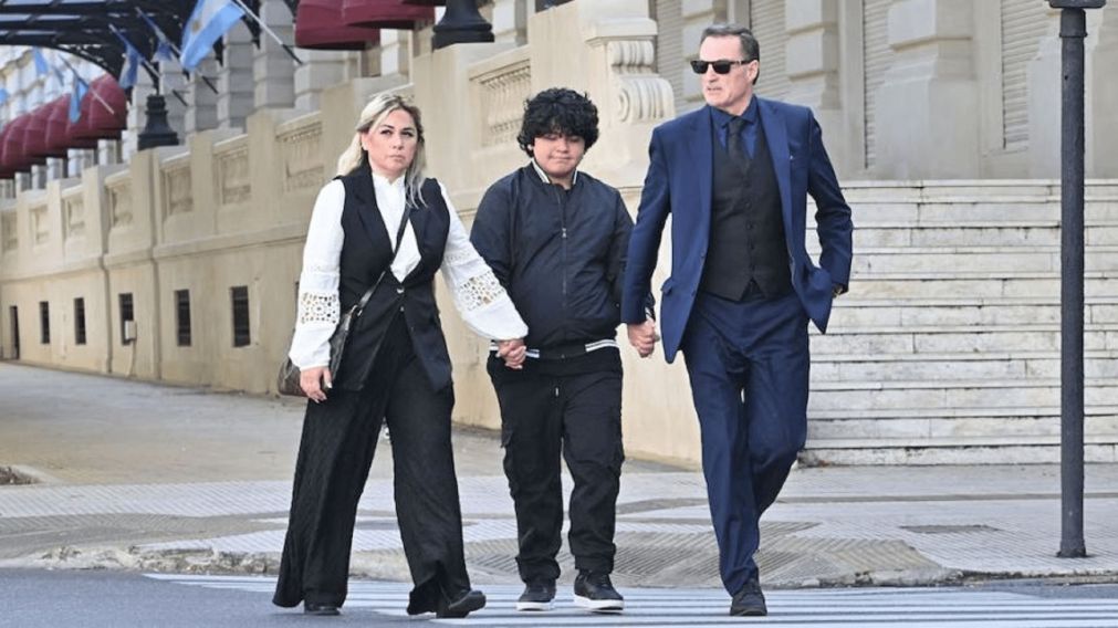 Veronica Ojeda, su hijo y Mario Baudry llegando a la audiencia.