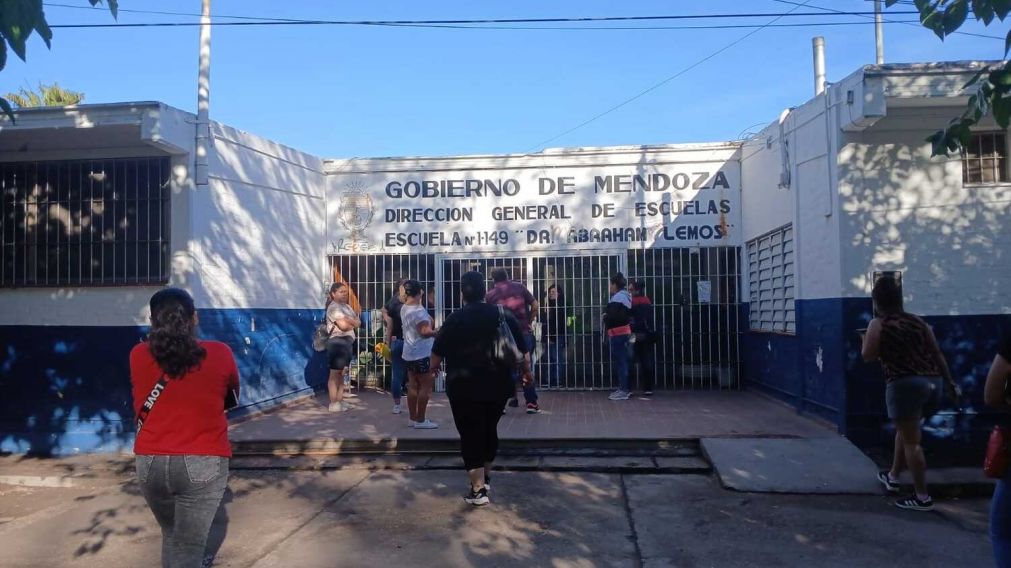 Padres y madres se manifiestan en los ingresos a la escuela este martes