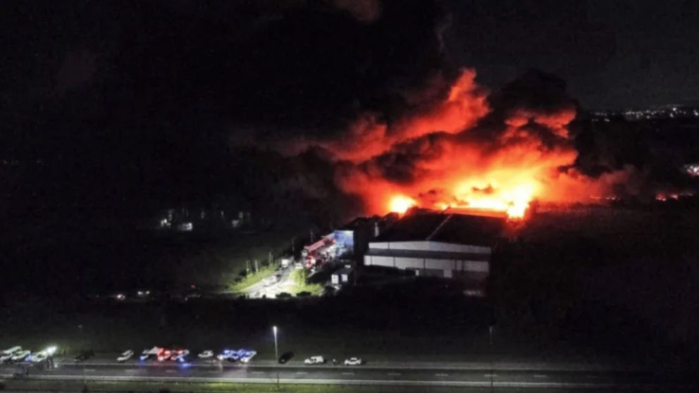 Las autoridades trabajan en determinar el origen del fuego.