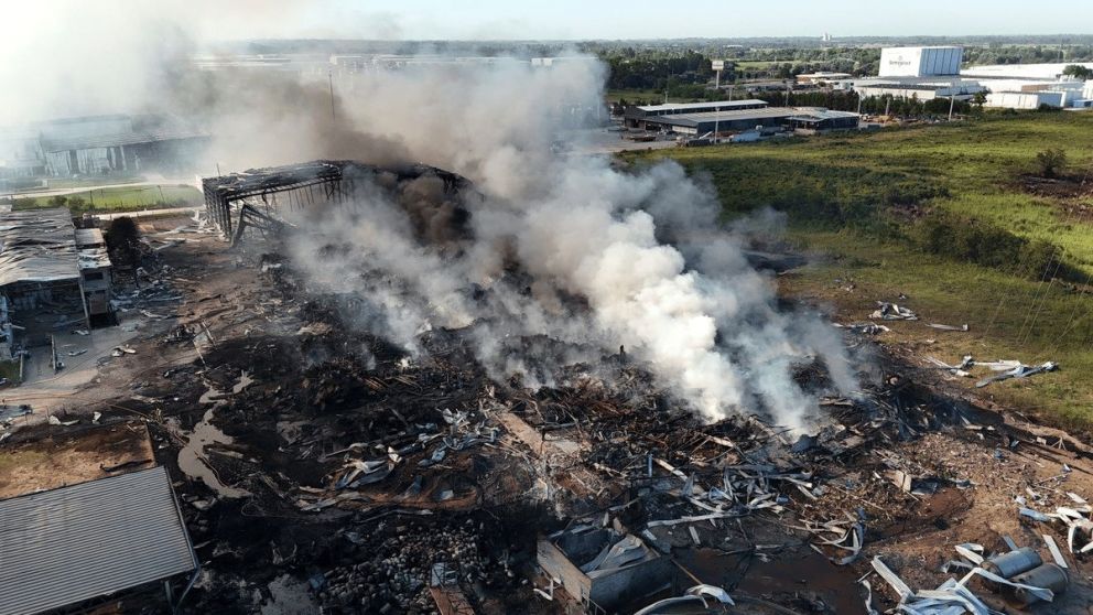 La filmación aérea que conmocionó a las redes: el video que captó el instante exacto del incendio en el parque industrial de Ezeiza.