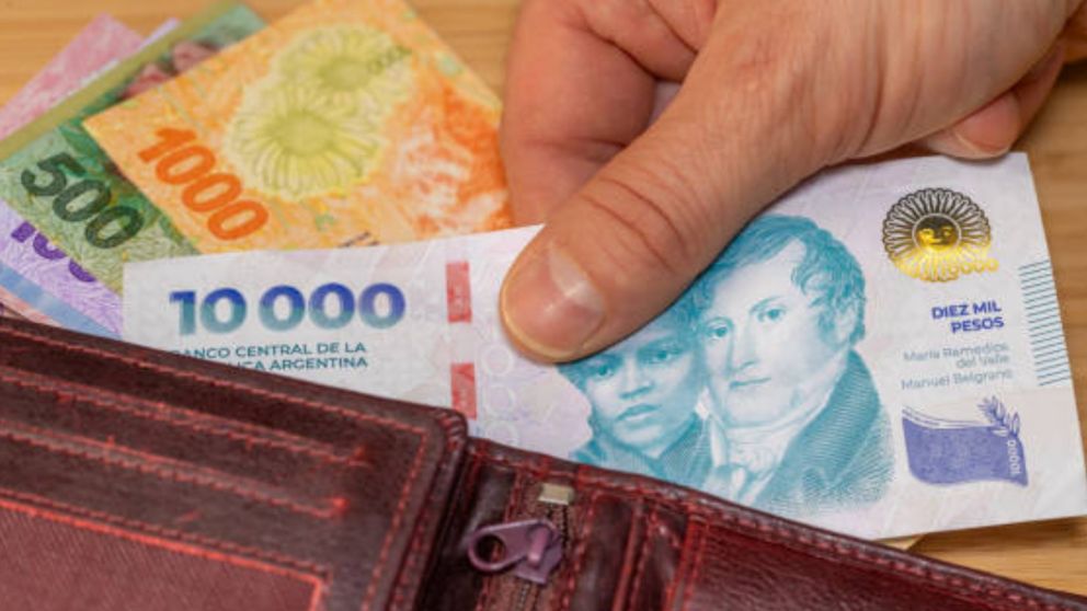 Jubilados de la mínima: ¿De cuánto es el bono de fin de año que cobrarán en diciembre a través de la ANSES?