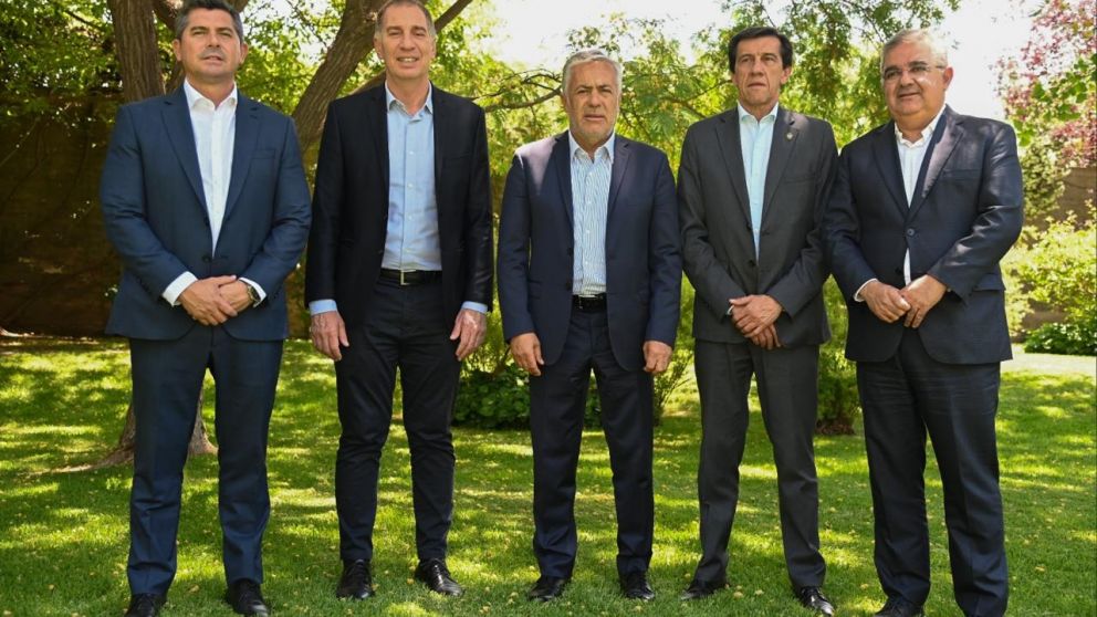Diego Santilli sigue de gira federal por Mendoza y se reunió con cuatro gobernadores.