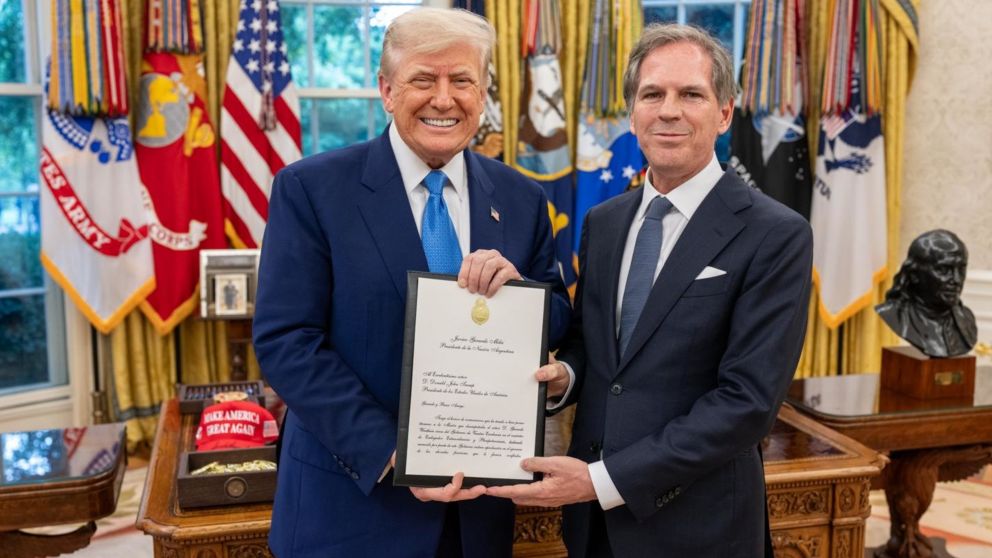 Alec Oxenford, al presentar sus cartas credenciales como embajador argentino ante Donald Trump.