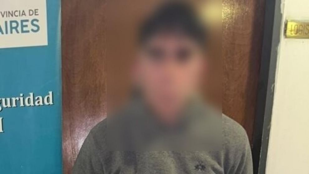 Uno de los sujetos que result� aprehendido por las autoridades policiales.