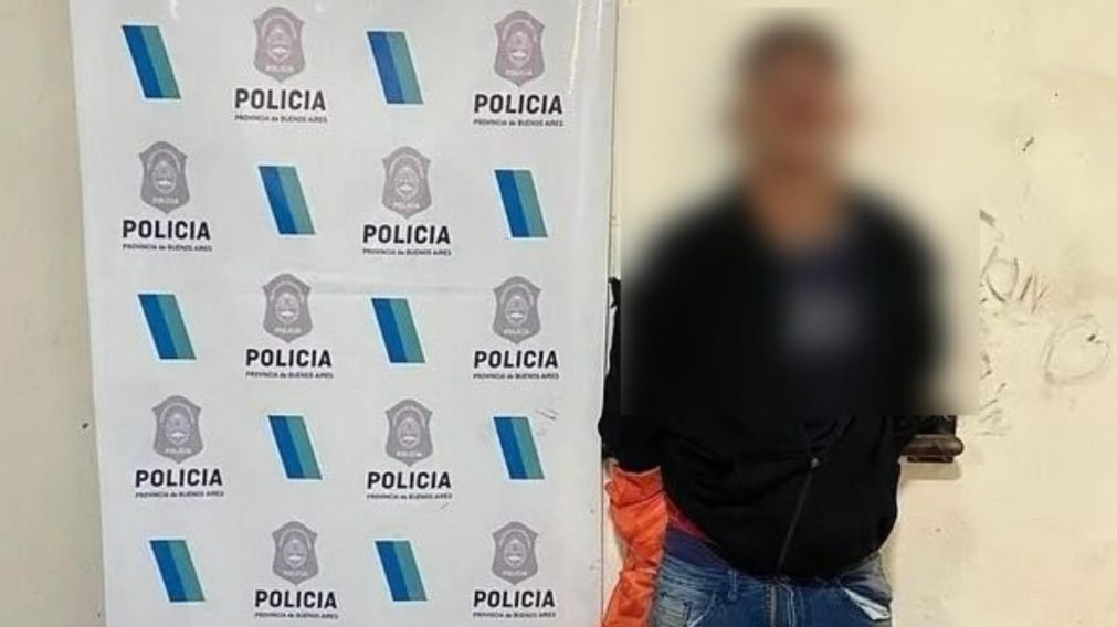 Este es el sospechoso que resultó aprehendido por los policías.