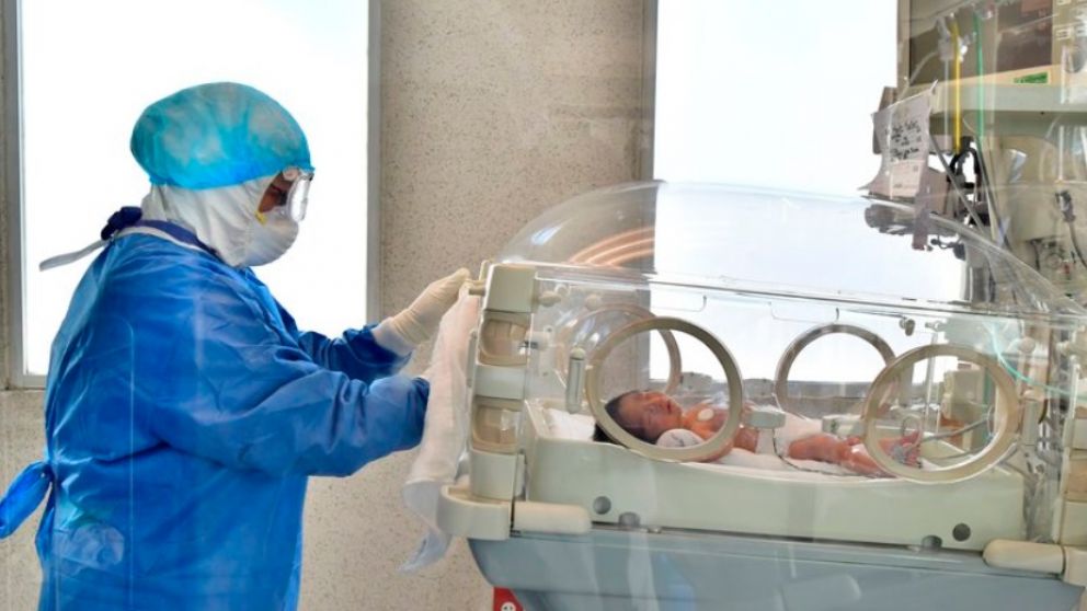 Los trillizos contagiados se recuperan de manera favorable.