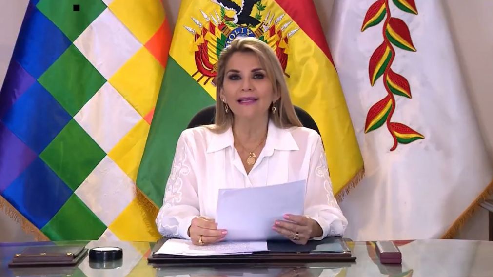 La mandataria boliviana haciendo el anuncio oficial.