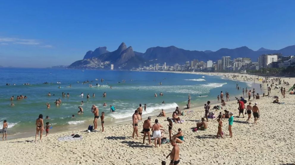 LAS PLAYAS DE RÍO DE JANEIRO FUERON VISITADAS POR MILES DE PERSONAS, PESE A LAS PROHIBICIONES.