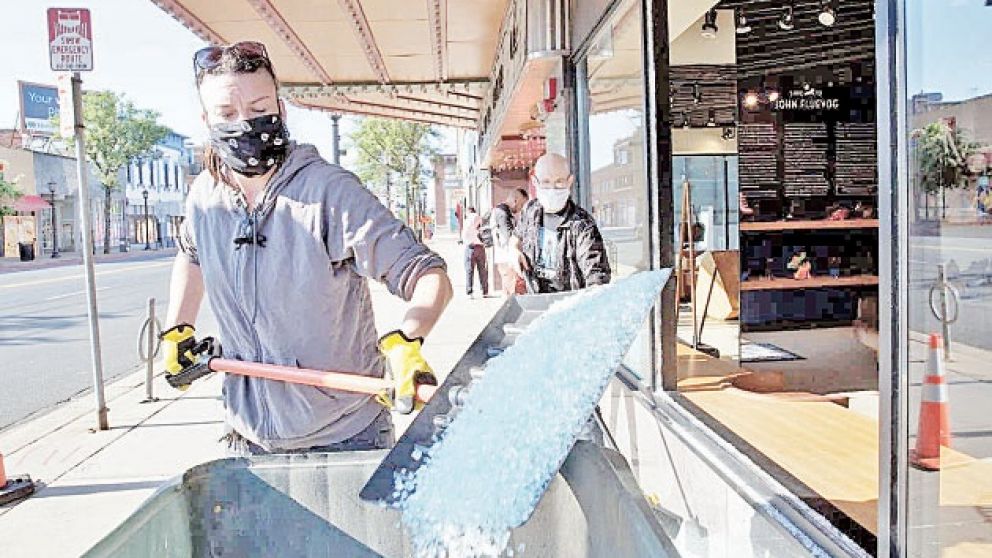 Los vidrios quedaron destrozados tras el tiroteo. 