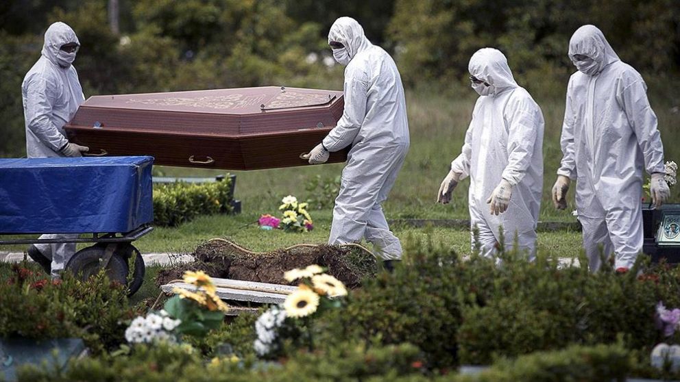 En otra jornada con más de 1.000 muertos por coronavirus, crece el rechazo a Bolsonaro en Brasil. (Télam)