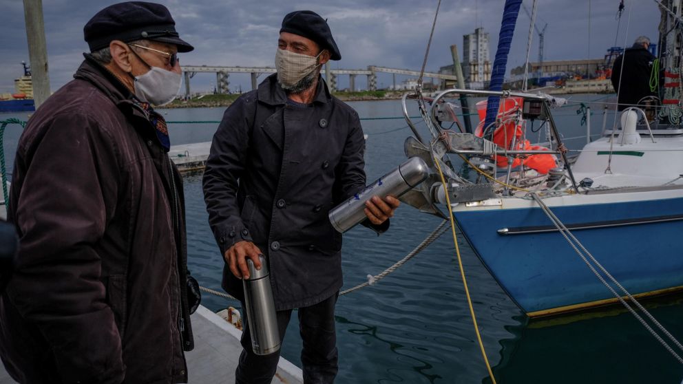 El marplatense que cruzó el Atlántico en velero celebra el Día del Padre con el suyo de 90 años. (Télam)
