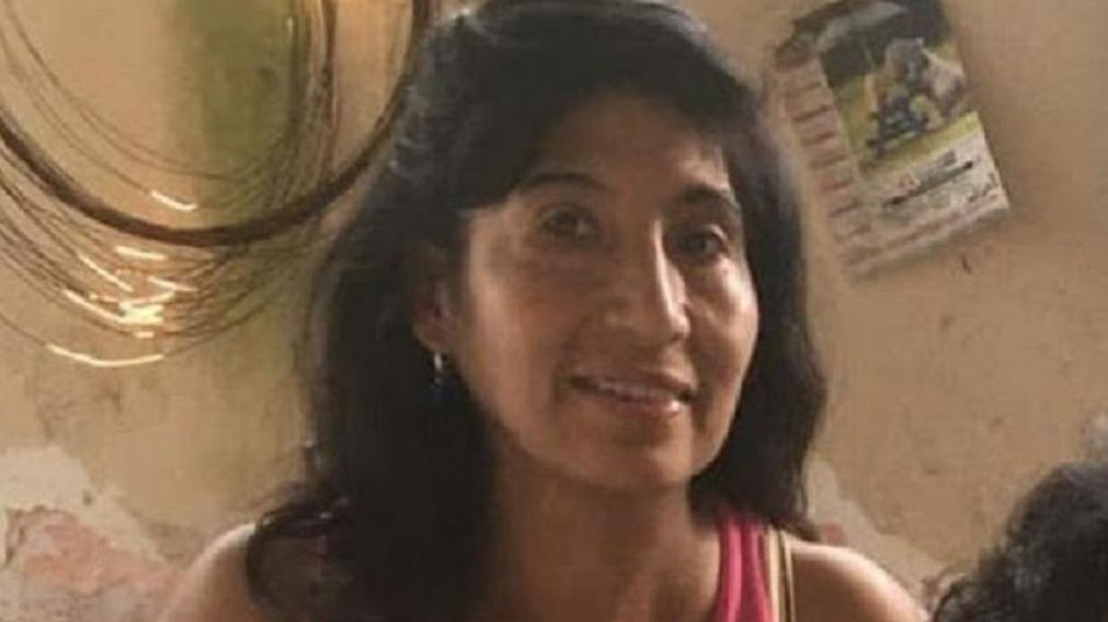 La buscaban desde hace días y apareció enterrada en su casa: su hijo confesó el crimen.