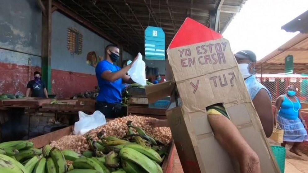 La abuela recorre los supermercados disfrazada con una caja de cartón.