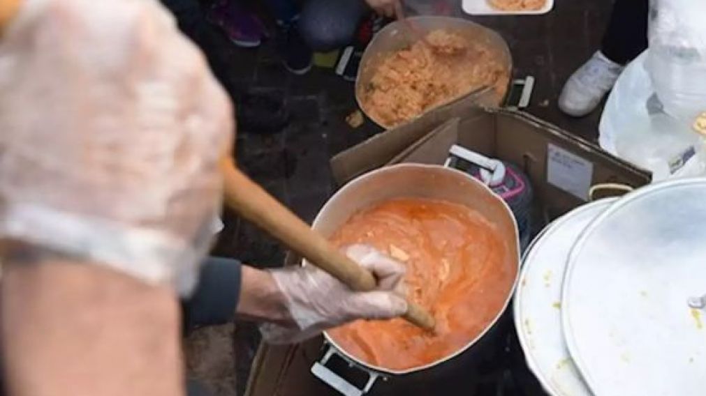 La iniciativa “Comunidad Solidaria” entregó más de 3.000 viandas a barrios populares.