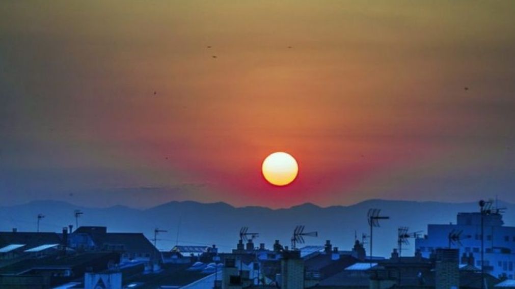Aunque el fenómeno dura tan solo un instante, el término se utiliza para referirse a las 24 horas del día en el que el solsticio tiene lugarr.