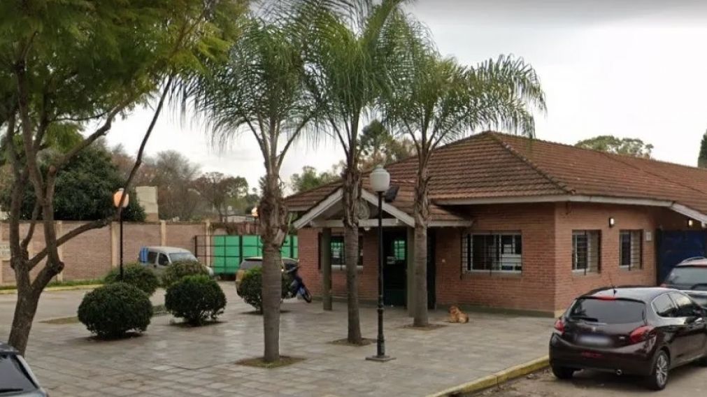 Efectivos policiales de la comisaría de Benavídez investigan el episodio que tuvo lugar este sábado.