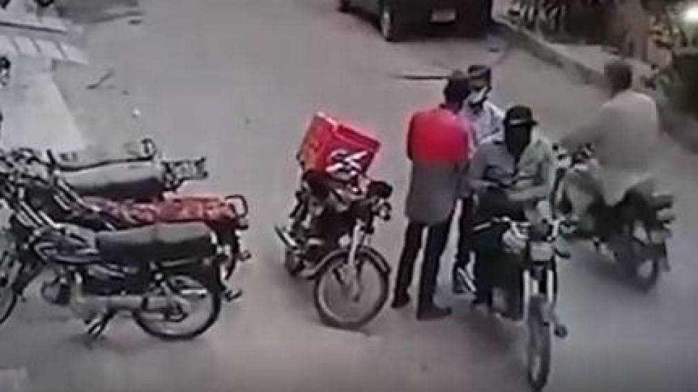 El episodio quedó registrado por una de las cámaras de seguridad de la ciudad (captura video).