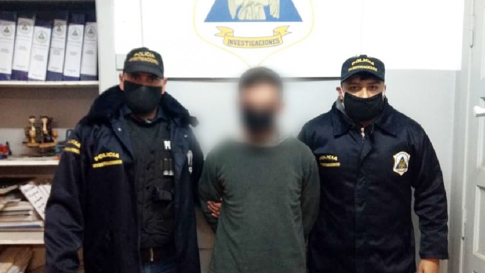 El sujeto, de 24 años, fue detenido por los policías mientras se hallaba en la casa de su progenitorai.
