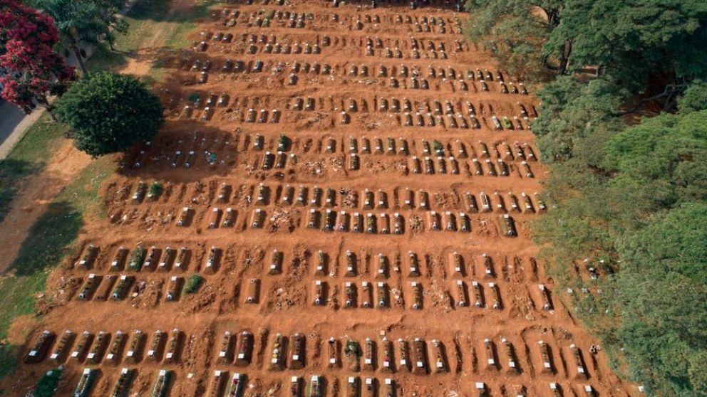 Escalofriante imagen de cementerio de Brasil listo para recibir muertos por coronavirus.
