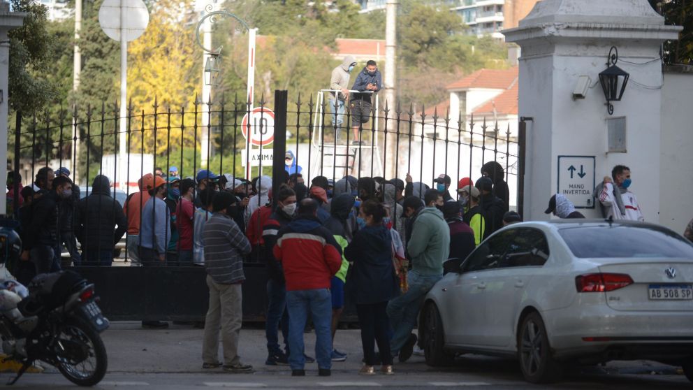 Los trabajadores del turf denunciaron que son amenazados. (Crónica//Hernan Nersesian)