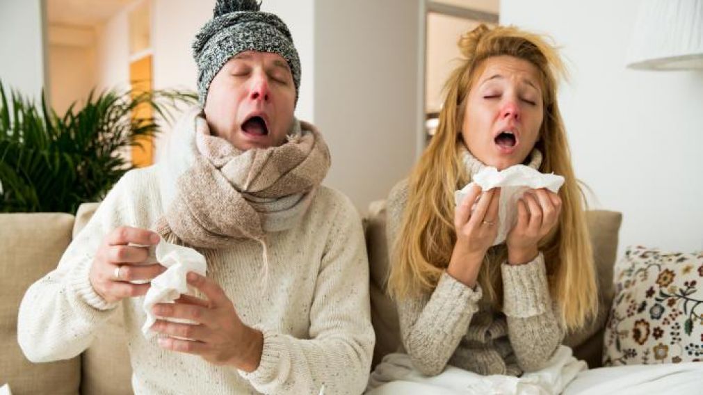 Infecciones respiratorias: cómo distinguir Covid-19 de gripe y resfrío.
