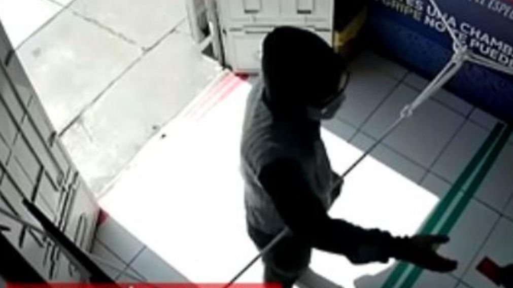 Cámaras de seguridad registraron el indignante momento (Captura).