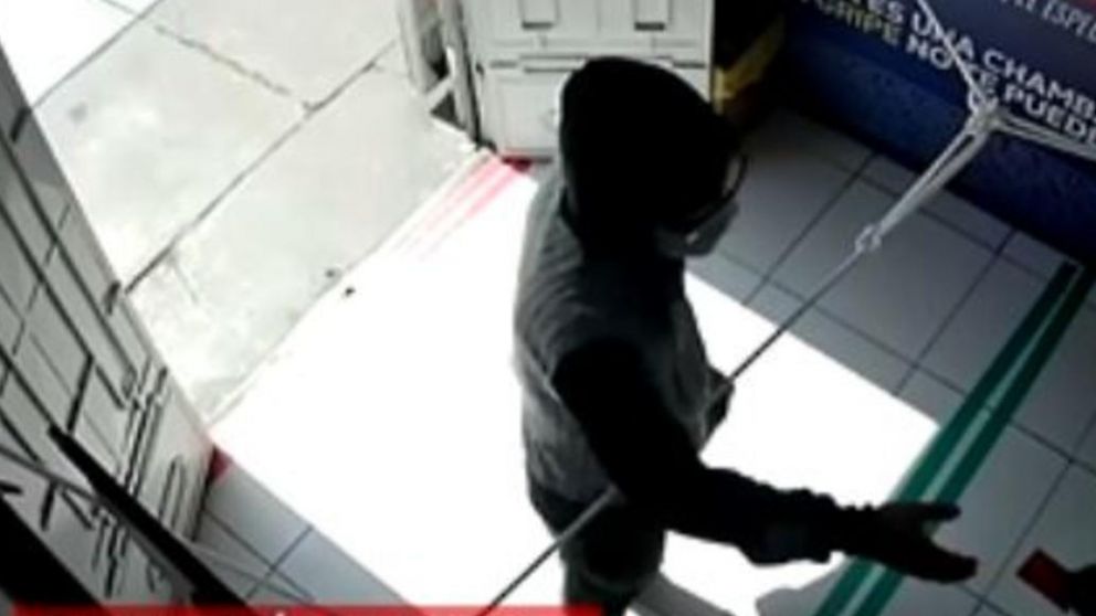 Cámaras de seguridad registraron el indignante momento (Captura).