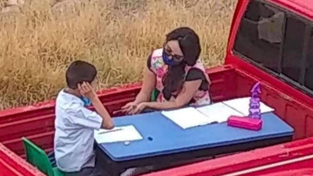 Con una mesa y dos sillas armó el salón de clases en su camioneta.