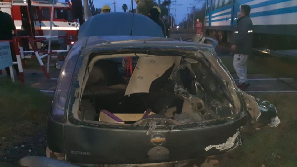 El Chevrolet Corsa en el que fugaban los delincuentes finalizó destrozado al ser embestido en el paso a nivel.