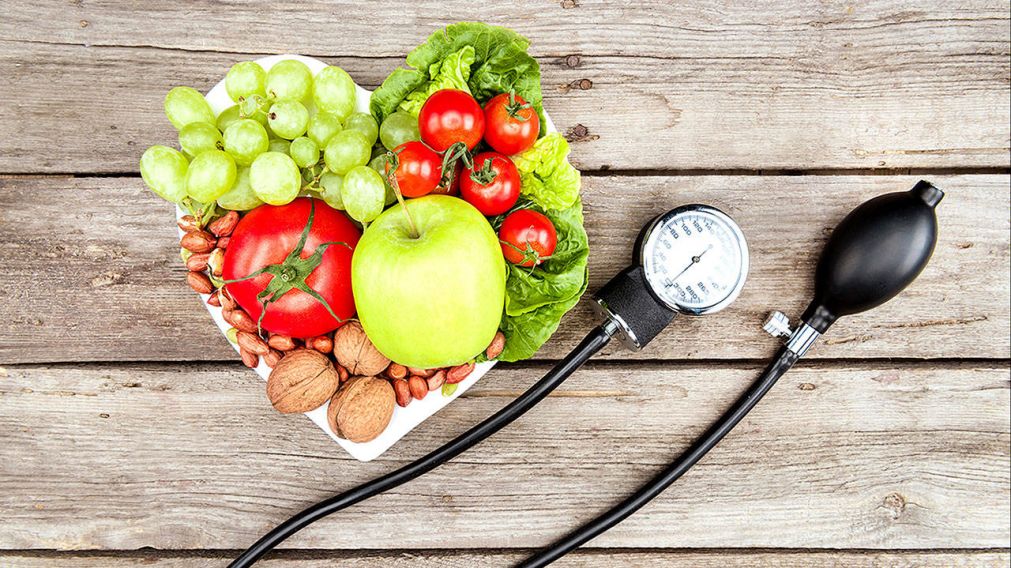 La dieta para hipertensos tiene que ser rica en frutas y verduras.