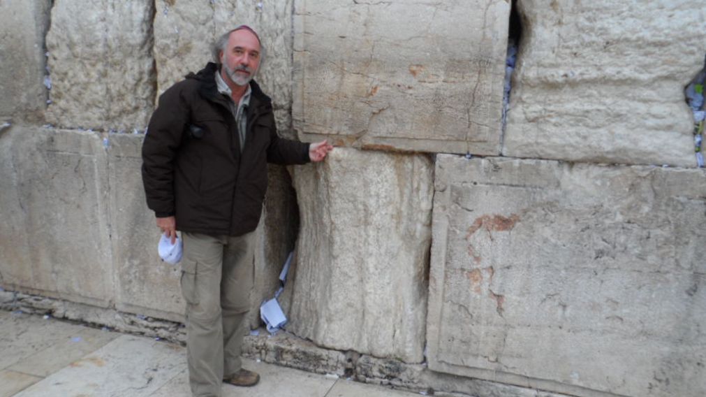 El profesor Las Heras, durante su visita al Muro de los Lamentos.