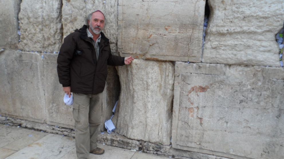 El profesor Las Heras, durante su visita al Muro de los Lamentos.