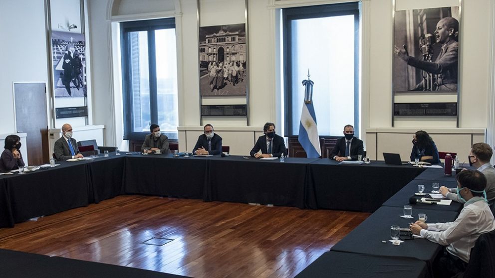 El gabinete económico analizó el pago de aguinaldos, monotributistas, IFE y ATP.