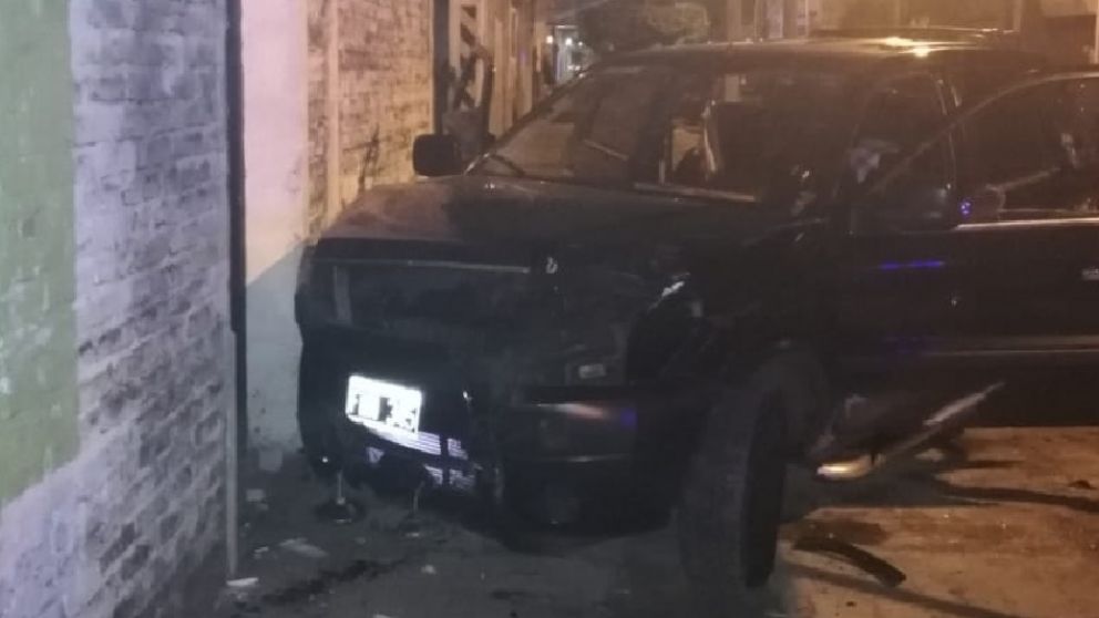 La camioneta robada por los delincuentes en Ciudadela finalizó chocada contra un paredón.