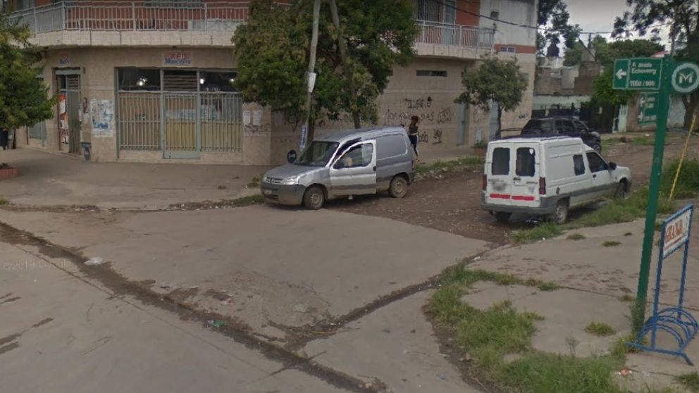 El bestial asesinato del ciclista sucedió en esta esquina, en el centro comercial del barrio Matera.