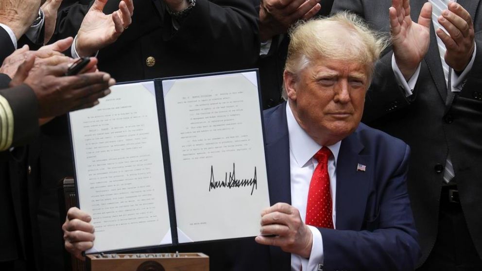 Donald Trump firmó una orden para "reformar" a la policía.