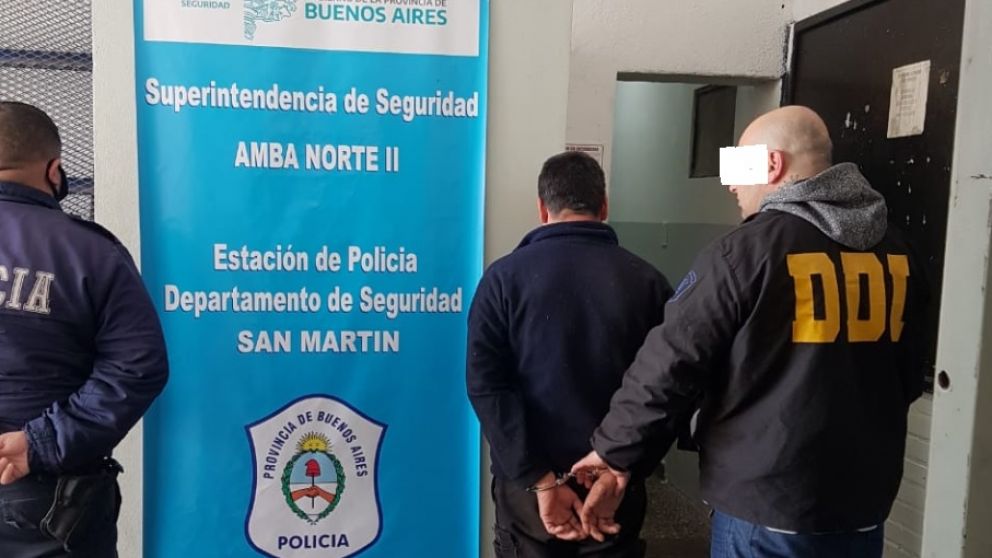 El criminal permanecía escondido en un taller mecánico por miedo a ser linchado por la gente.