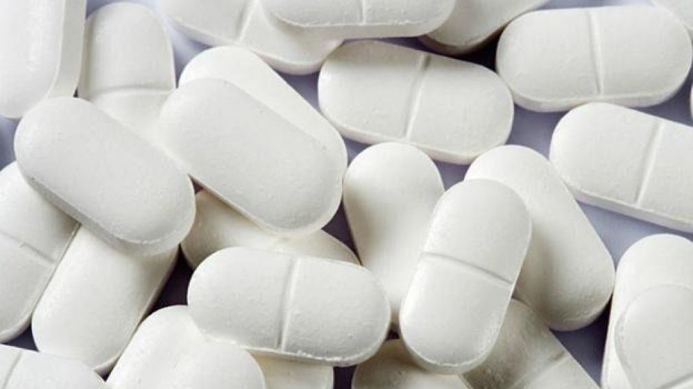 Ambos medicamentos son pastillas que se consumen vía oral y se toman varías veces por día.