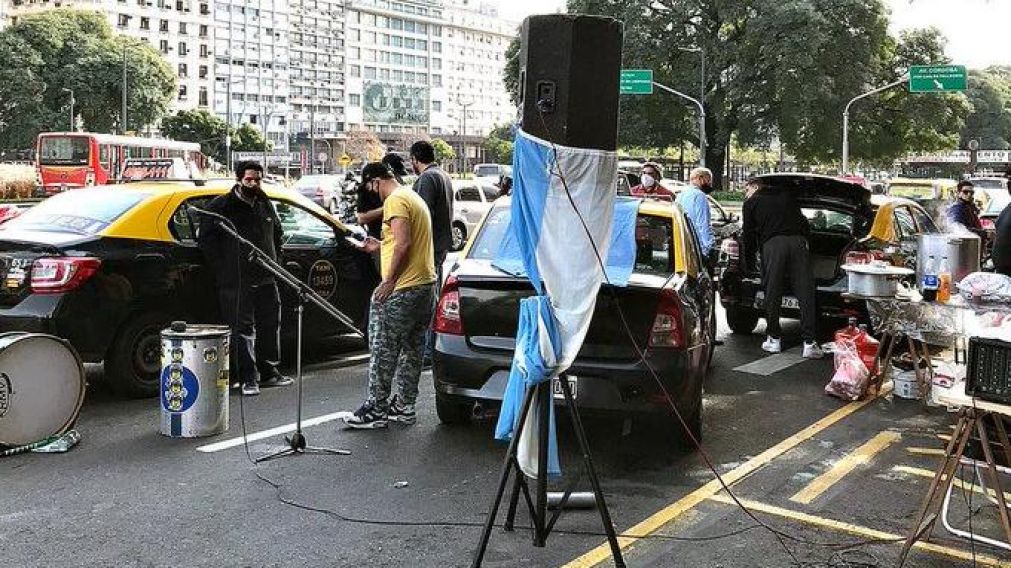 Los taxistas se manifestaron nuevamente a la altura del Obelisco.
