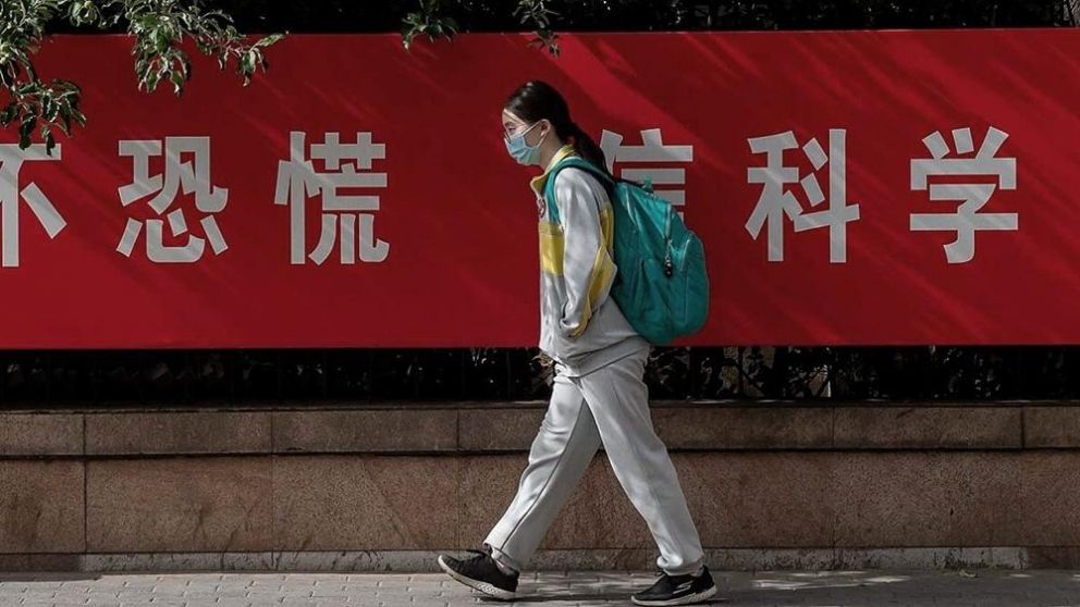 China extrema los controles por el rebrote y cierra las escuelas en Beijing.