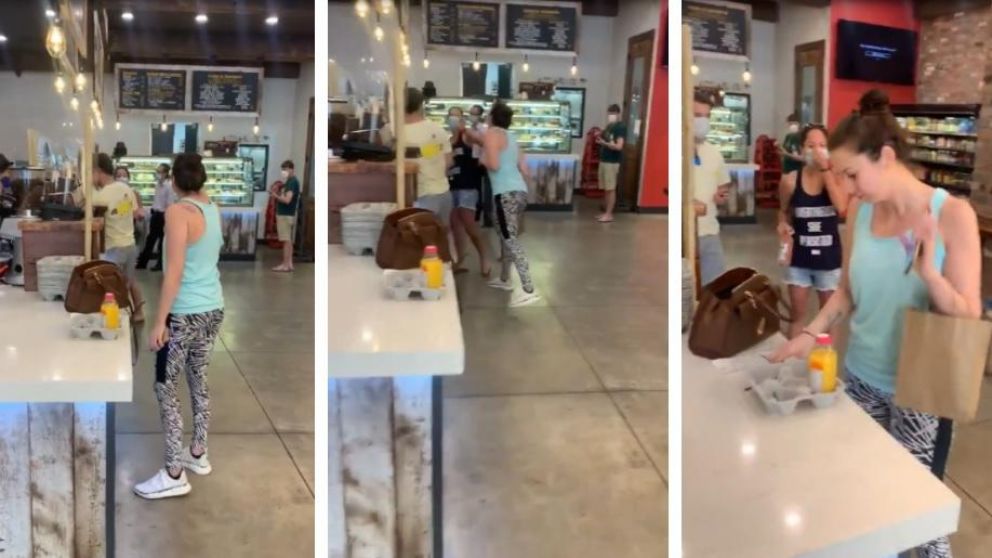 Así fue como la mujer tosió sobre otra y se fue caminando como si no pasara nada. (Captura video).