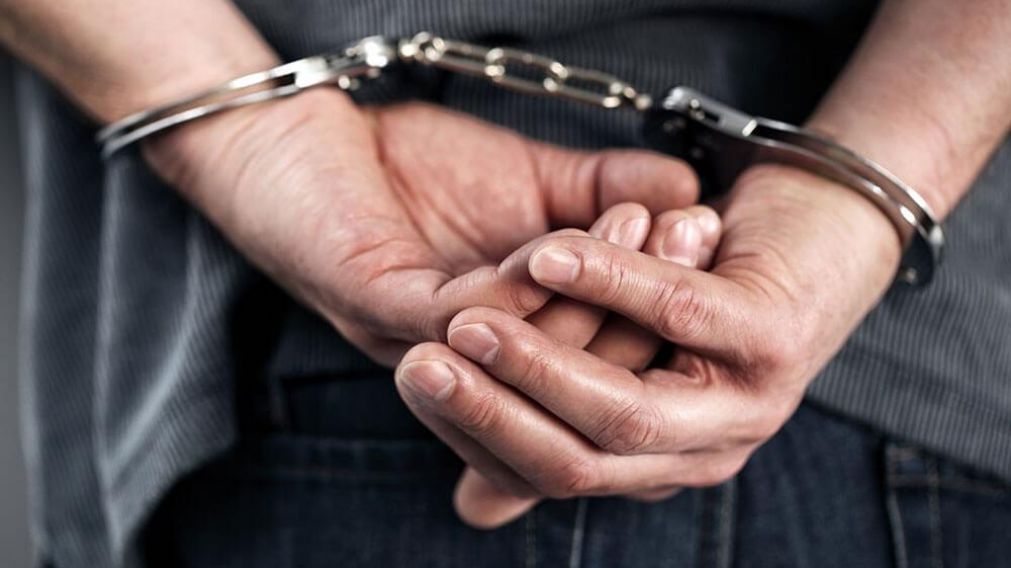 Hallan a una mujer muerta de un balazo: demoran a su pareja e investigan si fue femicidio.