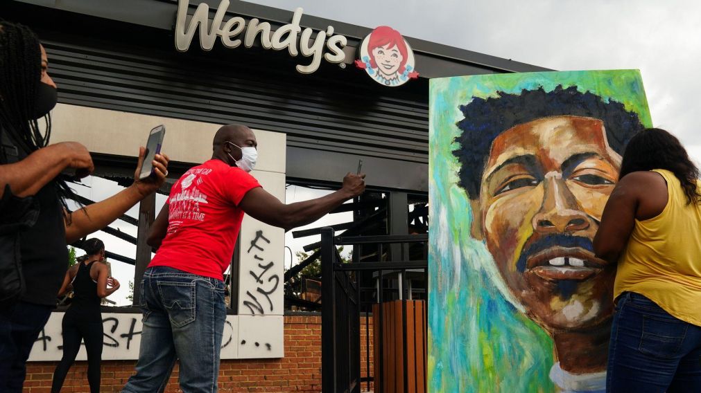 El homenaje a Rayshard Brooks en el lugar donde fue el homicidio.