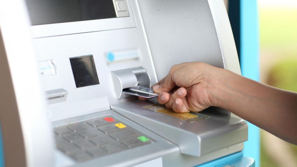 Anses insta a los beneficiarios del IFE a evitar las filas para cobrar y registrarse v�a web. (Imagen Ilustrativa)