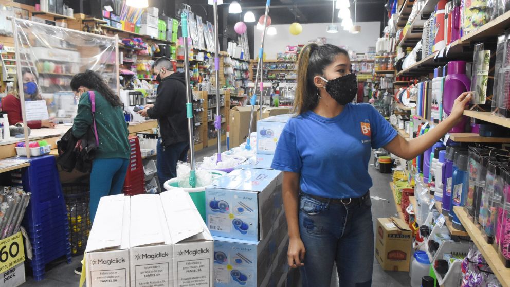 En la Ciudad de Buenos Aires, algunos locales abrieron bajo estricto protocolo (Pablo Vill�n/Cr�nica).